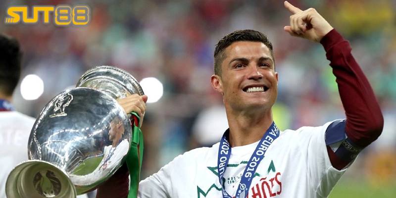 Cristiano Ronaldo hiện giữ hai kỷ lục độc nhất vô nhị ở EURO